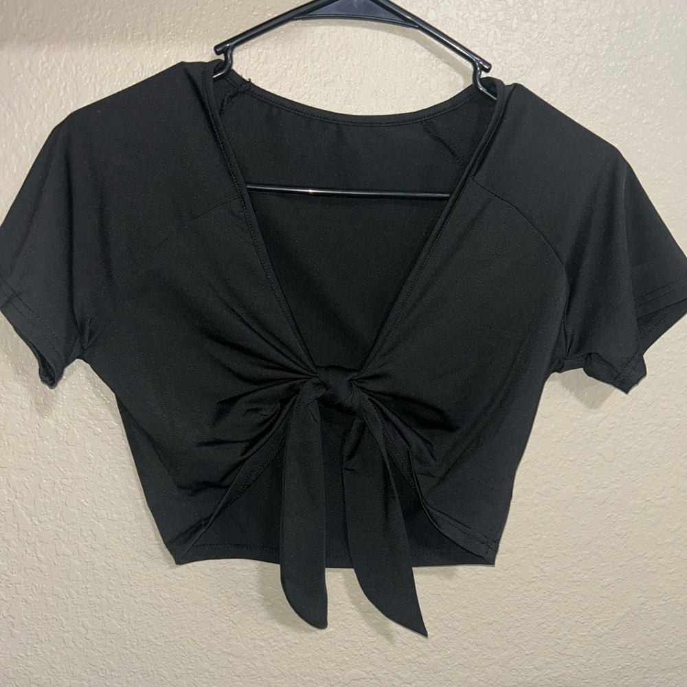 SHEIN Black Tie-Front Crop Top